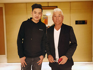 明星经纪人陈星与巫启贤合影