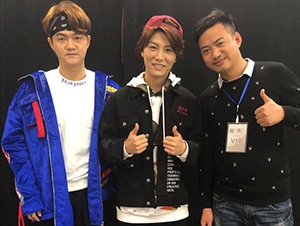 明星经纪人陈星与展展罗罗合影