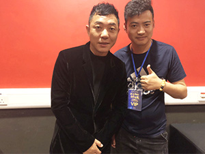 经纪人陈星与黑龙合影