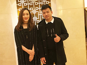 明星经纪人陈星与龙梅子合影