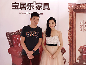 明星经纪人陈星与郭羡妮合影