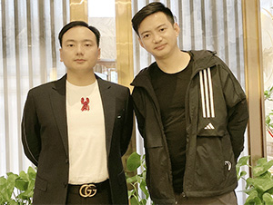 明星经纪人陈星与海来阿木合影