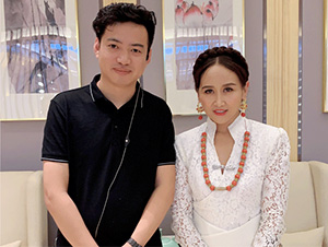 明星经纪人陈星与央金兰泽合影