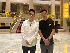 星灿文化明星经纪人陈星和石头合影