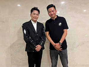 星灿文化明星经纪人陈星和张信哲合影