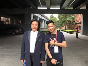 明星经纪人陈星与戴玉强合影