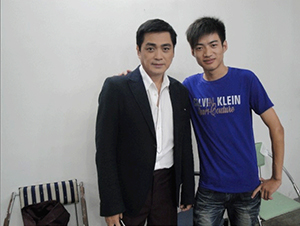 明星经纪人陈星与汤镇宗合影