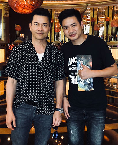 明星经纪人与吕良伟合影