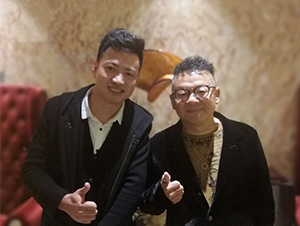 李晓杰与经纪人陈星合影