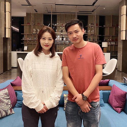 周海媚和经纪人陈星合影