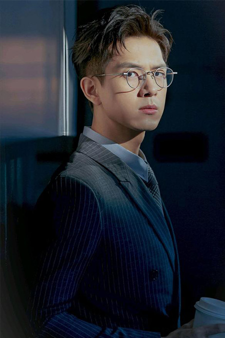 李现代言的品牌荣耀手机